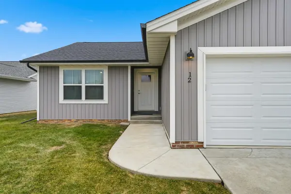 12 Misty LN, Bloomington, IL 61705
