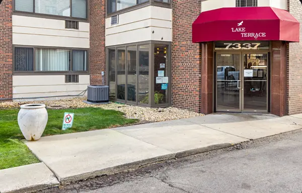 7337 S South Shore DR #326, Chicago, IL 60649