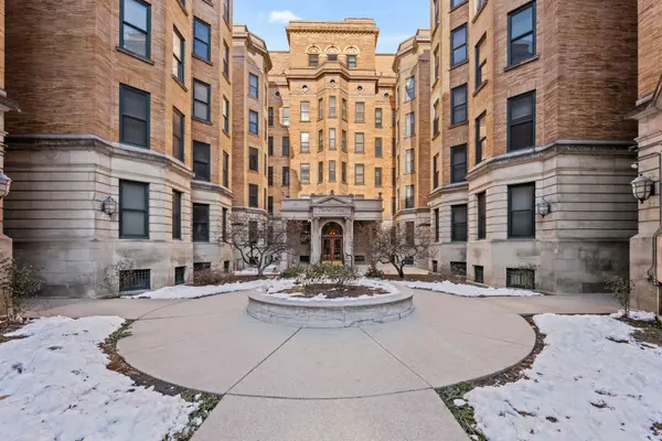 550 W Surf ST #215, Chicago, IL 60657