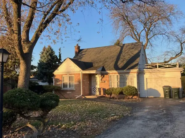 8142 W Oak LN, Niles, IL 60714