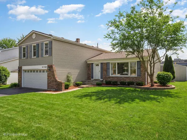 24W681 Woodcrest DR, Naperville, IL 60540
