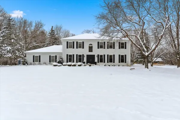 12 Crestview LN, Lake Barrington, IL 60010