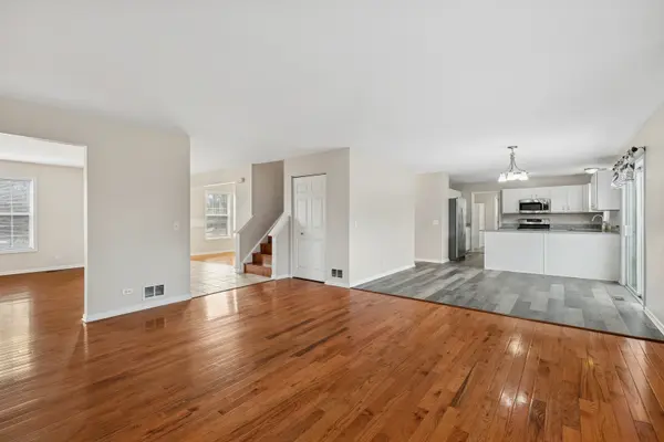 145 S Oakleaf RD, Algonquin, IL 60102