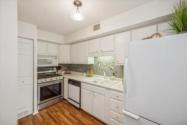 6425 Clarendon Hills RD #211, Willowbrook, IL 60527