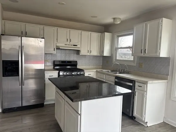 1122 Bradbury CIR, Carol Stream, IL 60188