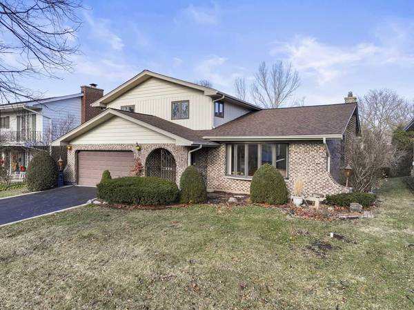 304 E Hiawatha TRL, Mount Prospect, IL 60056