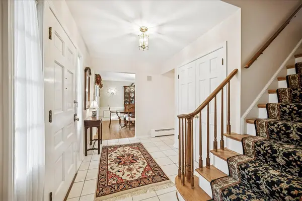 1245 Canterbury LN, Glenview, IL 60025