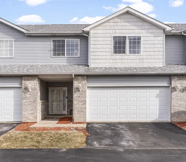 1923 Waters Edge DR, Minooka, IL 60447