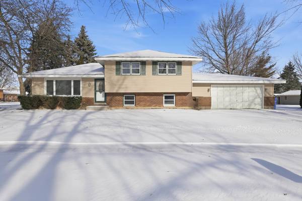 920 Gerald AVE, South Elgin, IL 60177