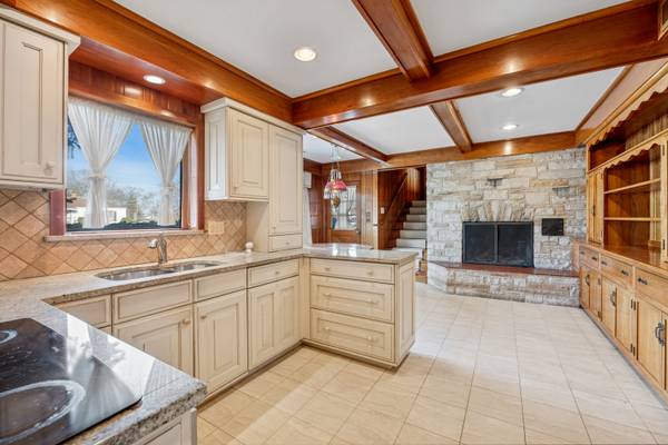 787 E Golf RD, Des Plaines, IL 60016