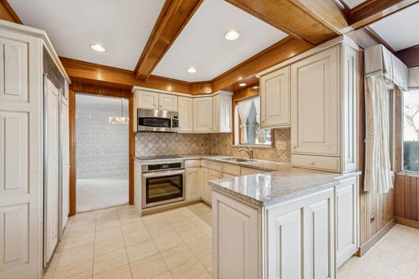 787 E Golf RD, Des Plaines, IL 60016