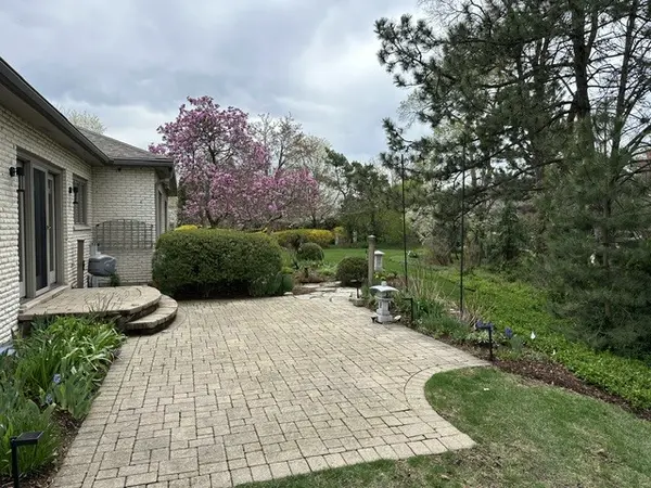 447 Stratford LN, Willowbrook, IL 60527