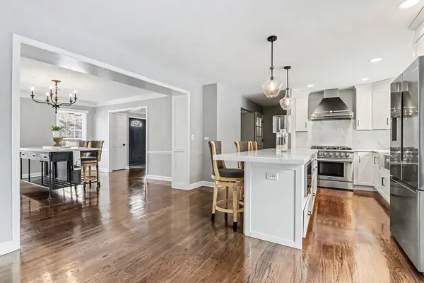 25w313 Mayflower AVE, Naperville, IL 60540