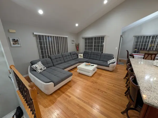909 Mayfair CT, Elk Grove Village, IL 60007