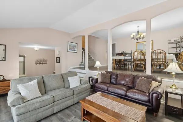 2207 E Michael Manor LN, Arlington Heights, IL 60004
