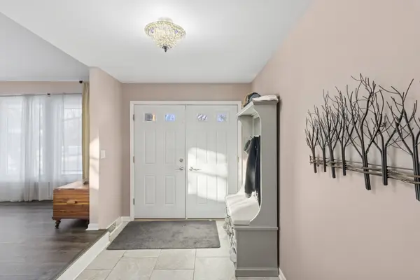 2207 E Michael Manor LN, Arlington Heights, IL 60004