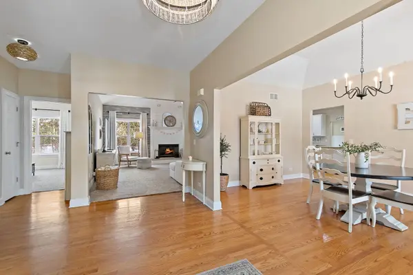 560 Ellen CT, Woodstock, IL 60098