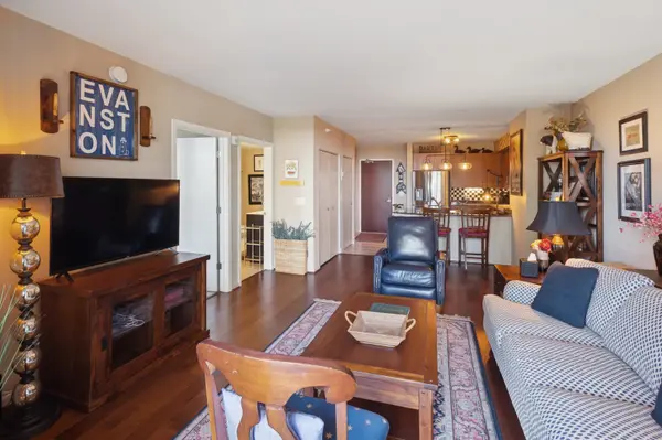 807 Davis ST #810, Evanston, IL 60201