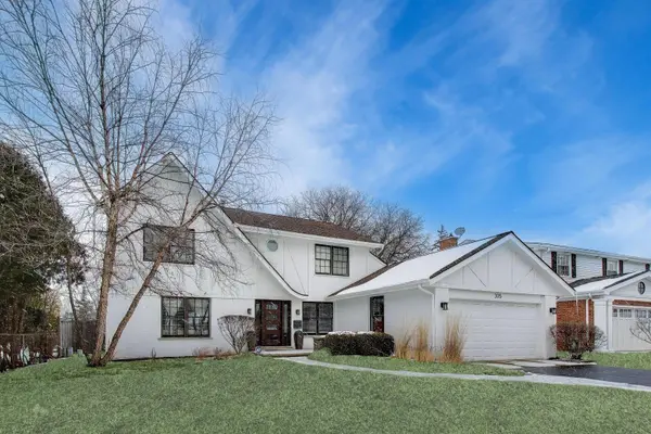 305 Columbine DR, Clarendon Hills, IL 60514