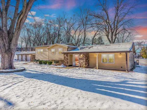 25216 River RD, Lake Barrington, IL 60010