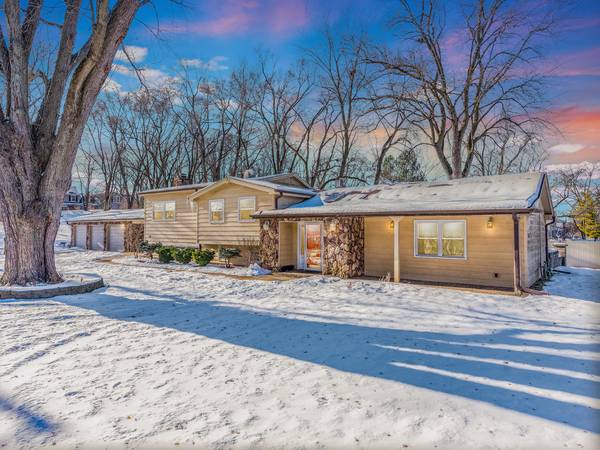 25216 River RD, Lake Barrington, IL 60010