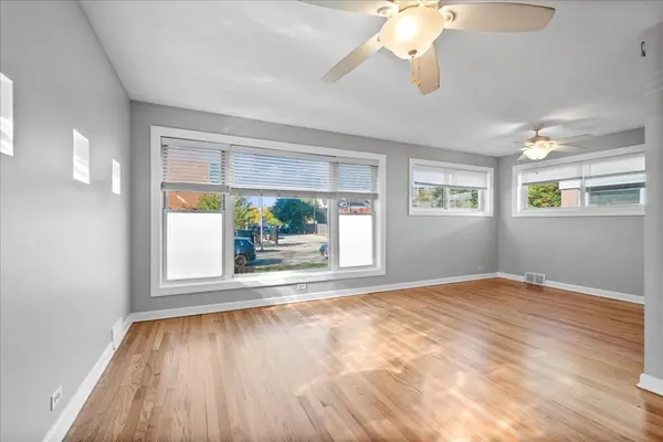 6707 N Whipple ST, Chicago, IL 60645