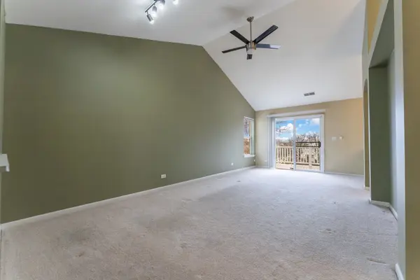 152 Hidden Pond CIR, Aurora, IL 60504