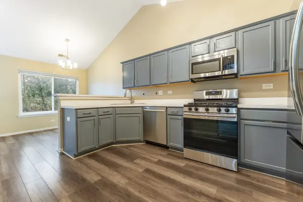 152 Hidden Pond CIR, Aurora, IL 60504