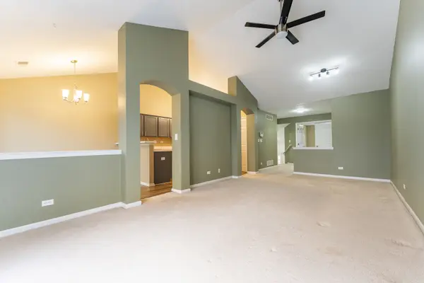 152 Hidden Pond CIR, Aurora, IL 60504