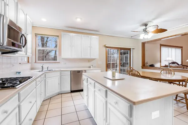 565 Prescott LN, Gurnee, IL 60031