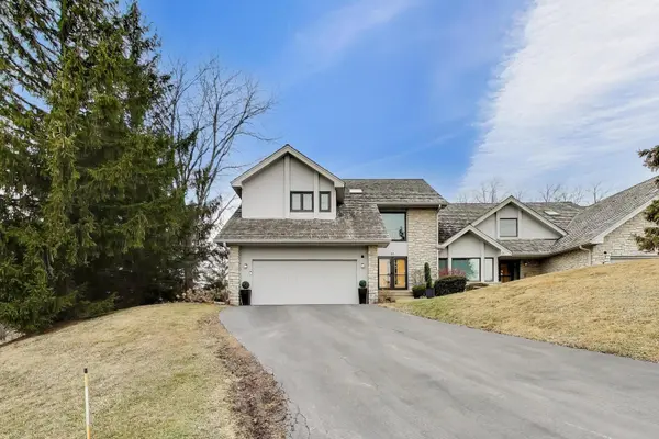 22 Rodeo DR, Burr Ridge, IL 60527