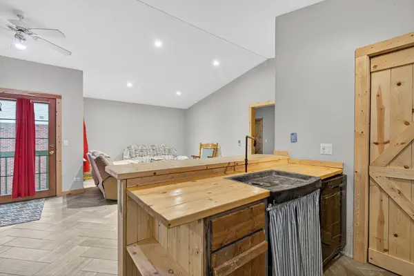 350 Leah LN #2D, Woodstock, IL 60098