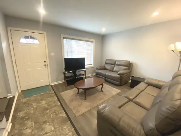 18w268 Standish LN, Villa Park, IL 60181
