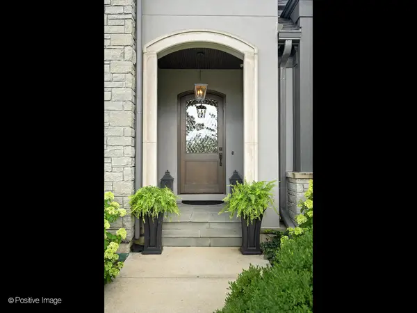 1561 Hawthorne LN, Wheaton, IL 60189