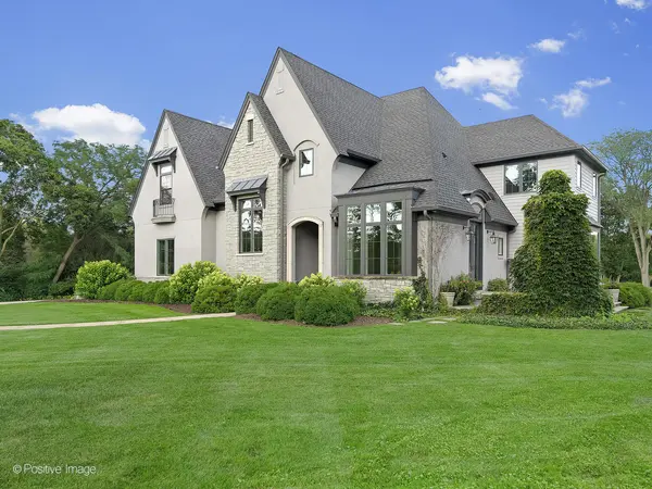 1561 Hawthorne LN, Wheaton, IL 60189
