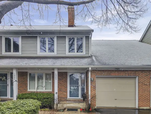 1525 N Kendal CT, Arlington Heights, IL 60004