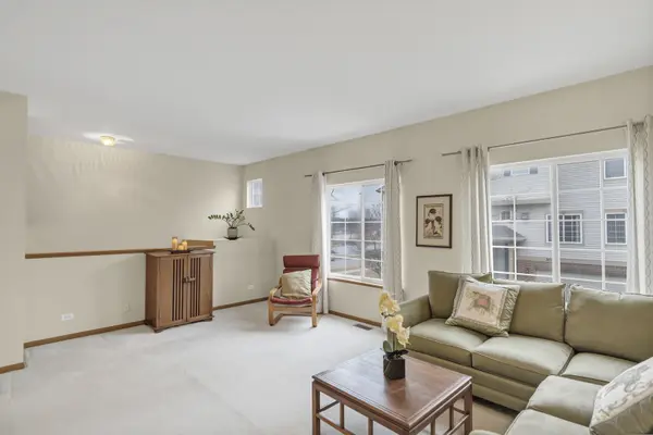 282 Monarch DR #24, Streamwood, IL 60107