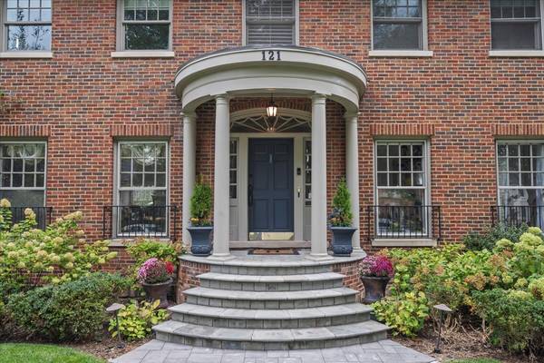 121 Robsart RD, Kenilworth, IL 60043