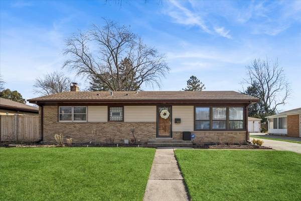 915 S Owen ST, Mount Prospect, IL 60056