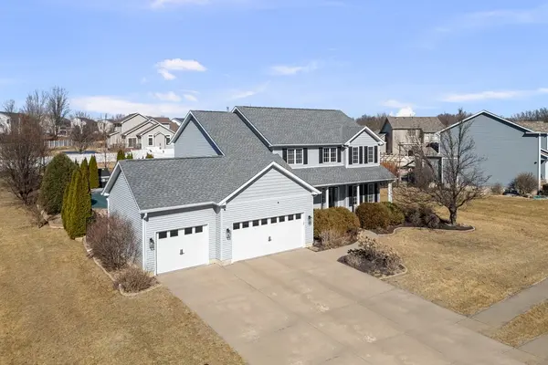 408 Tombergs DR, Eldridge, IA 52748