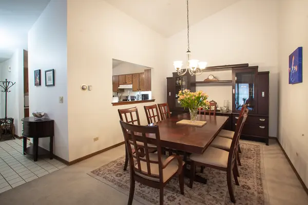 238 Royal LN, Bloomingdale, IL 60108