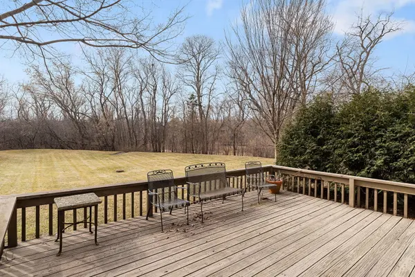 2012 Forest Creek LN #2012, Libertyville, IL 60048