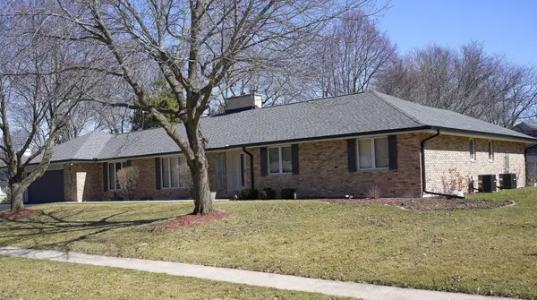 2 Golfview PL, Dekalb, IL 60115
