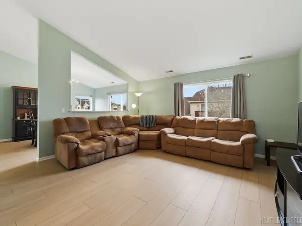 209 Nicole DR #B, South Elgin, IL 60177