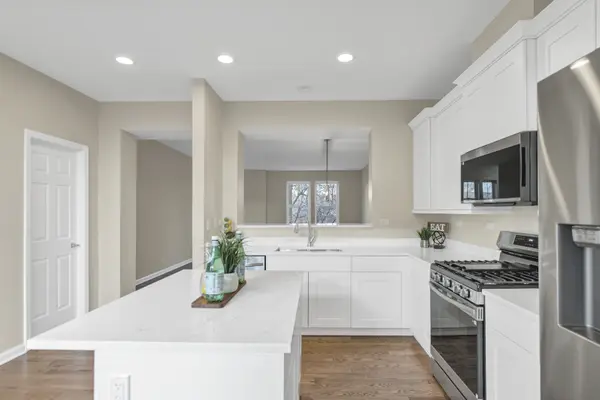 2110 S Crambourne WAY, Arlington Heights, IL 60005