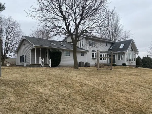 2 Evergreen DR, Blue Grass, IA 52726