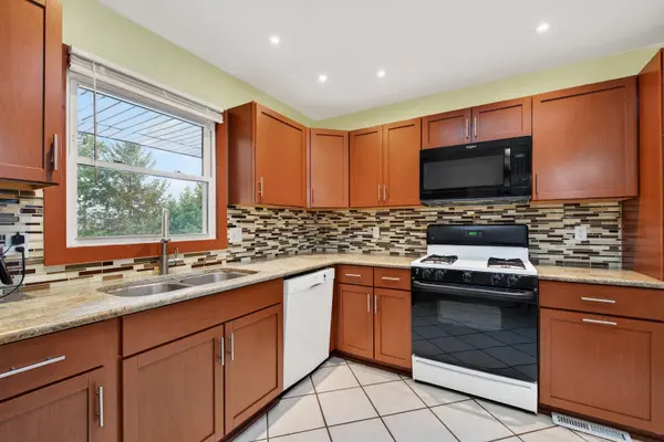 4 AMY DR, Oswego, IL 60543