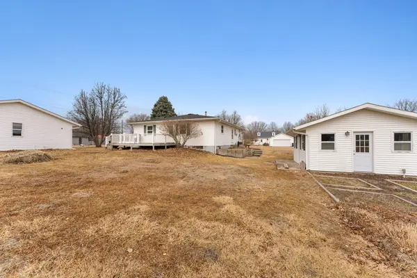 215 4th ST W, Andalusia, IL 61232