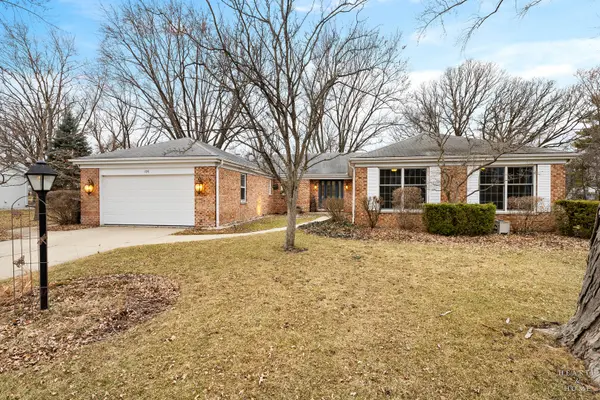 320 Fox Hunt TRL, Barrington, IL 60010
