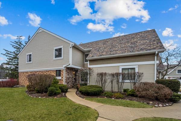 2533 Windsor LN, Northbrook, IL 60062